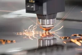 Fiber laser cutting steel plate, sparks flying